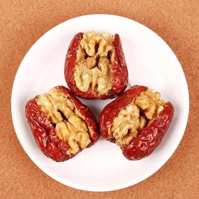 TÁO ĐỎ KẸP HẠT ÓC CHÓ